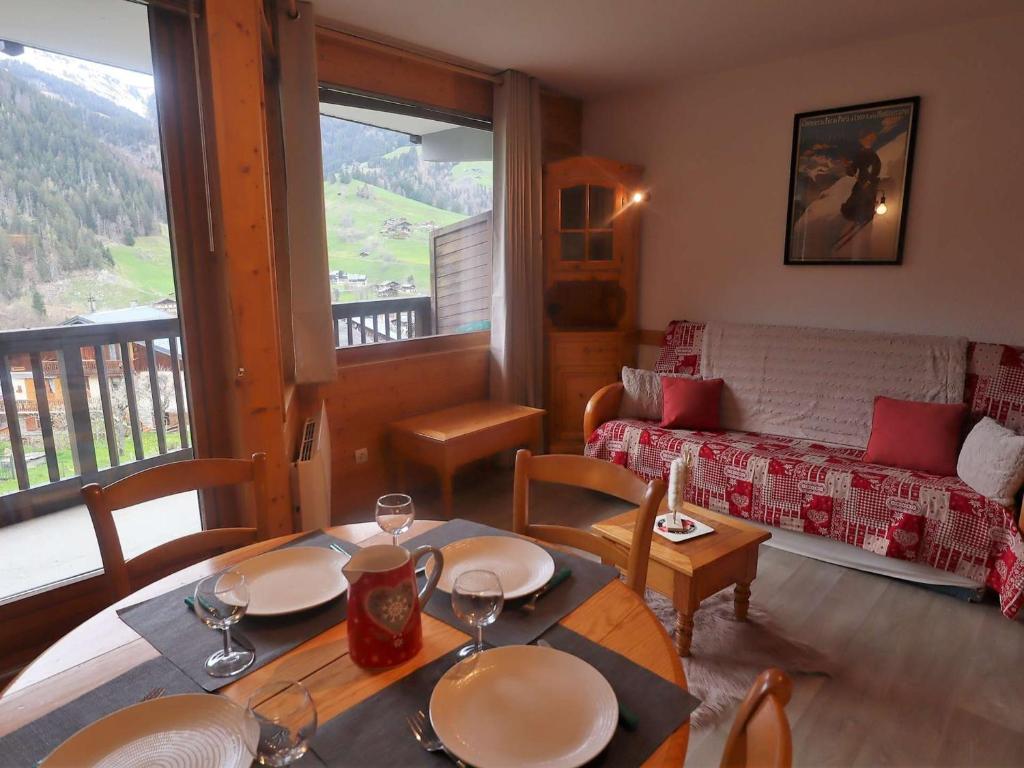 un salon avec une table et un canapé dans l'établissement Appartement lumineux 2* 33m² avec balcon, pour 6 personnes à Arêches-Beaufort - FR-1-342-235, à Beaufort