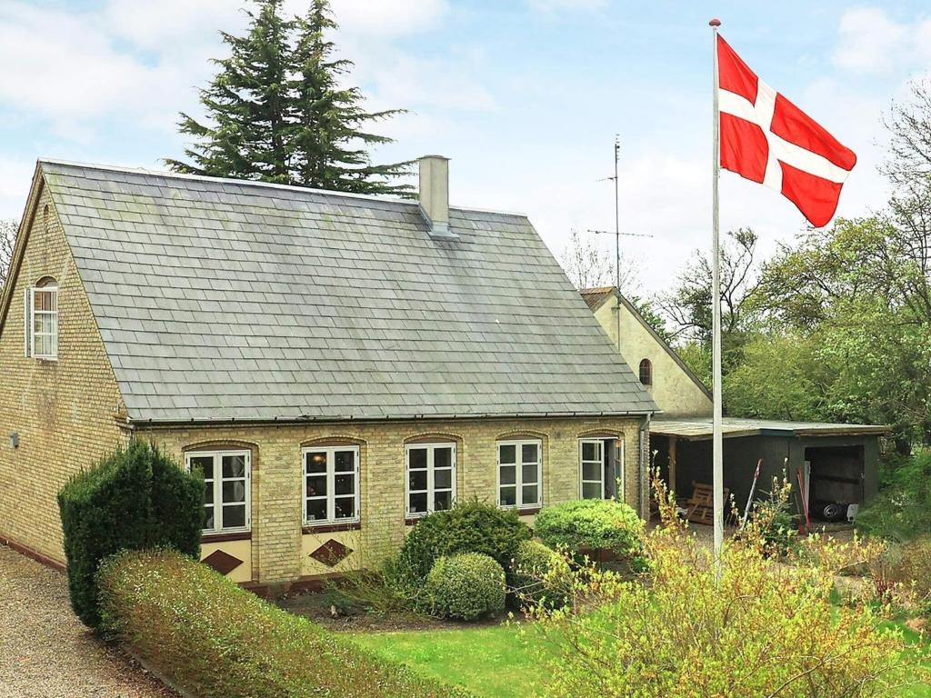 una casa con una bandera británica delante de ella en Holiday home Ærøskøbing XI, en Ærøskøbing