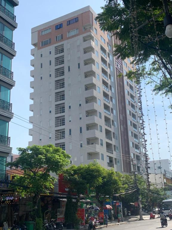 een hoog wit gebouw in het midden van een stad bij Emerald Boutique Hotel DaNang in Da Nang