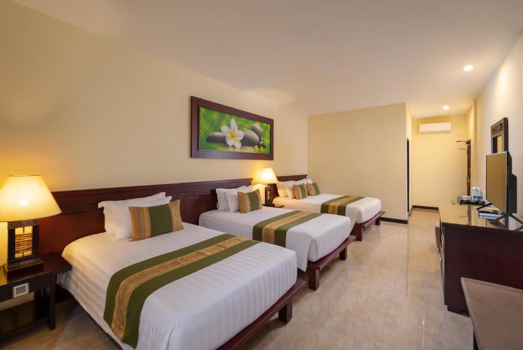Postel nebo postele na pokoji v ubytování Adi Dharma Hotel Kuta