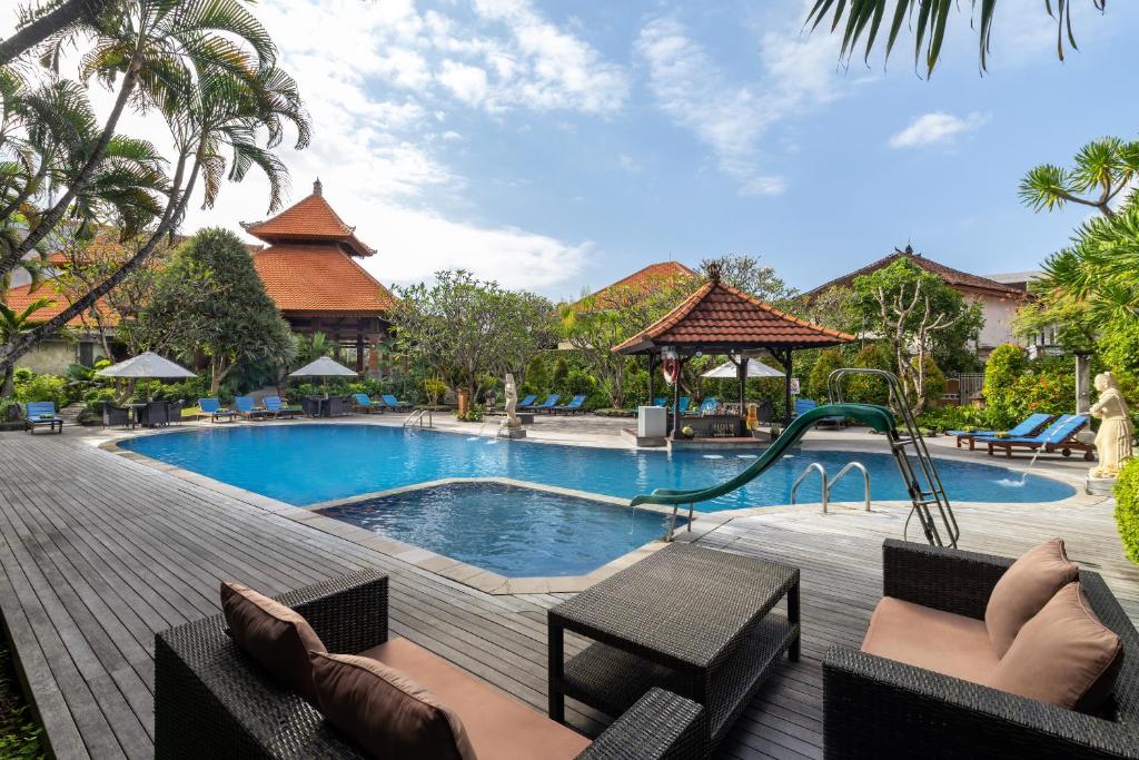 Bazén v ubytování Adi Dharma Hotel Kuta nebo v jeho okolí