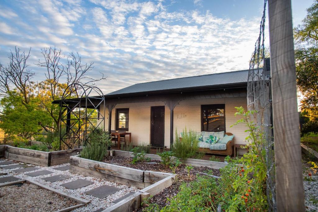 country cottage on farm, pet friendly, Nairne (updated prices 2024)