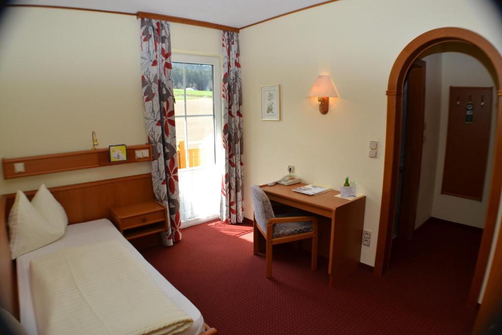 Postel nebo postele na pokoji v ubytování Gasthof-Pension Nordwald