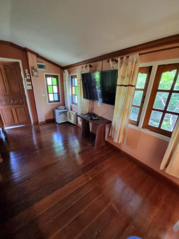 TV a/nebo společenská místnost v ubytování Hello Sichang Bungalow