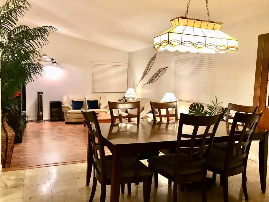 Posezení v ubytování Pool House in Tropical Miami