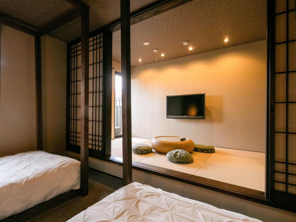 een kamer met 2 bedden en een spiegel bij Tsuruya / Vacation STAY 59061 in Miyaji