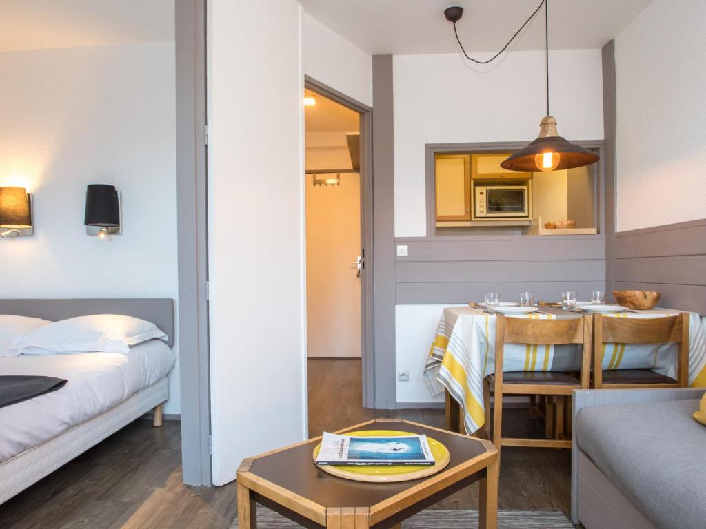 Kuchyňa alebo kuchynka v ubytovaní Appartement rénové avec parking et wifi à Chamonix - FR-1-343-208