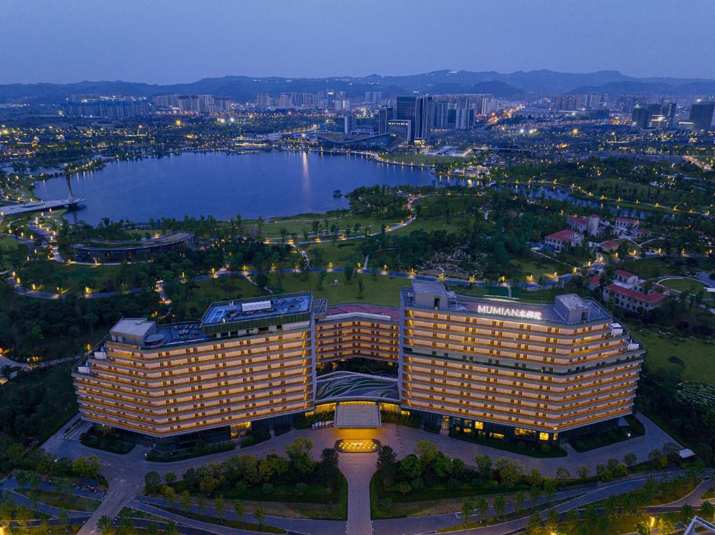 une vue aérienne sur un hôtel avec un grand bâtiment dans l'établissement Mumian Chengdu Dong'an Lake, à Chengdu