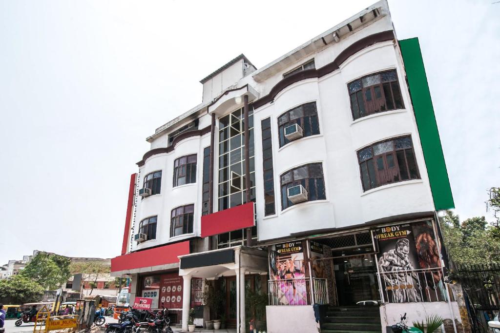 Capital O Hotel Orchid Garden Near Satyam Inox Patel Nagar - Housity