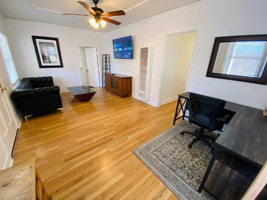 洛杉磯的住宿－Cozy 1,400sq ft 2BR+2BA WeHo Gated Home，客厅配有沙发和桌子