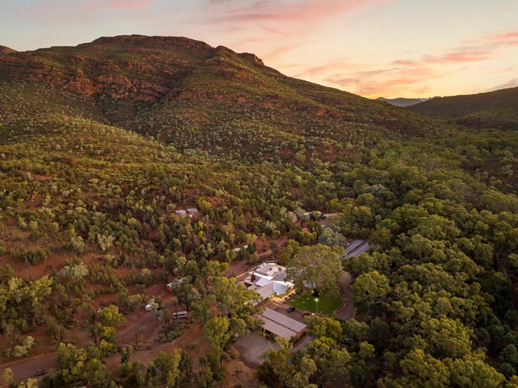 Wilpena Pound Resort في فلينديرس رينجيس: اطلالة جوية على منزل في وسط جبل