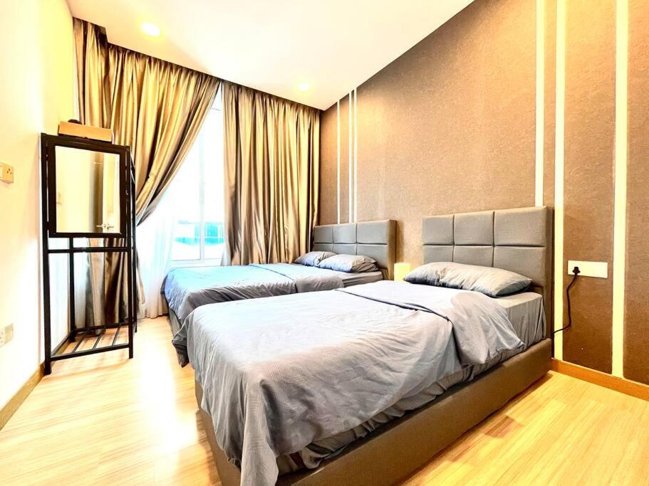 1 Schlafzimmer mit 2 Betten und einem großen Fenster in der Unterkunft Grand Suite @ The Wave Residence-Cozy 2-BR Retreat: AC, Street Views & Games in Malakka