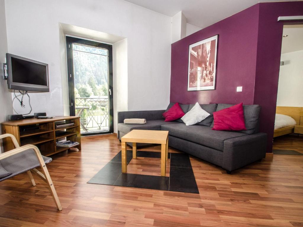 un salon avec un canapé et une table dans l'établissement Bel appartement central à Chamonix avec balcon et WiFi - FR-1-343-165, à Chamonix-Mont-Blanc
