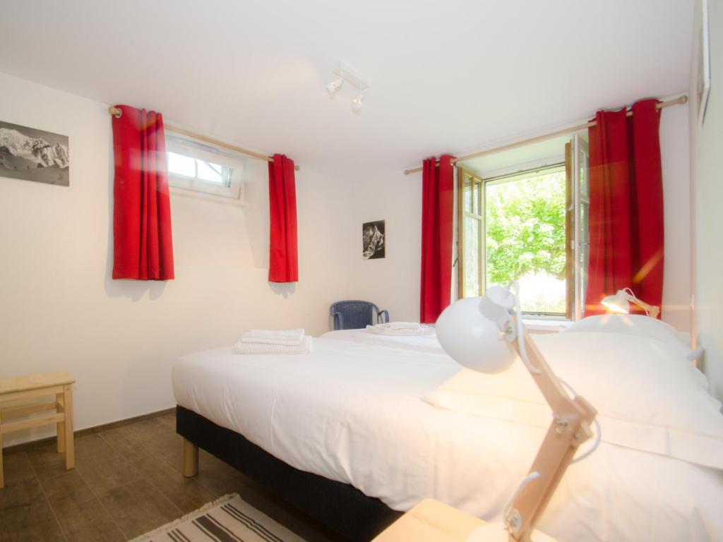 Łóżko lub łóżka w pokoju w obiekcie Charmant T3 rénové avec jardin, parking & wifi à Chamonix - FR-1-343-206