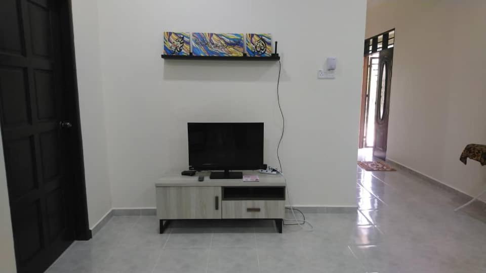 Televisyen dan/atau pusat hiburan di Liza's Homestay