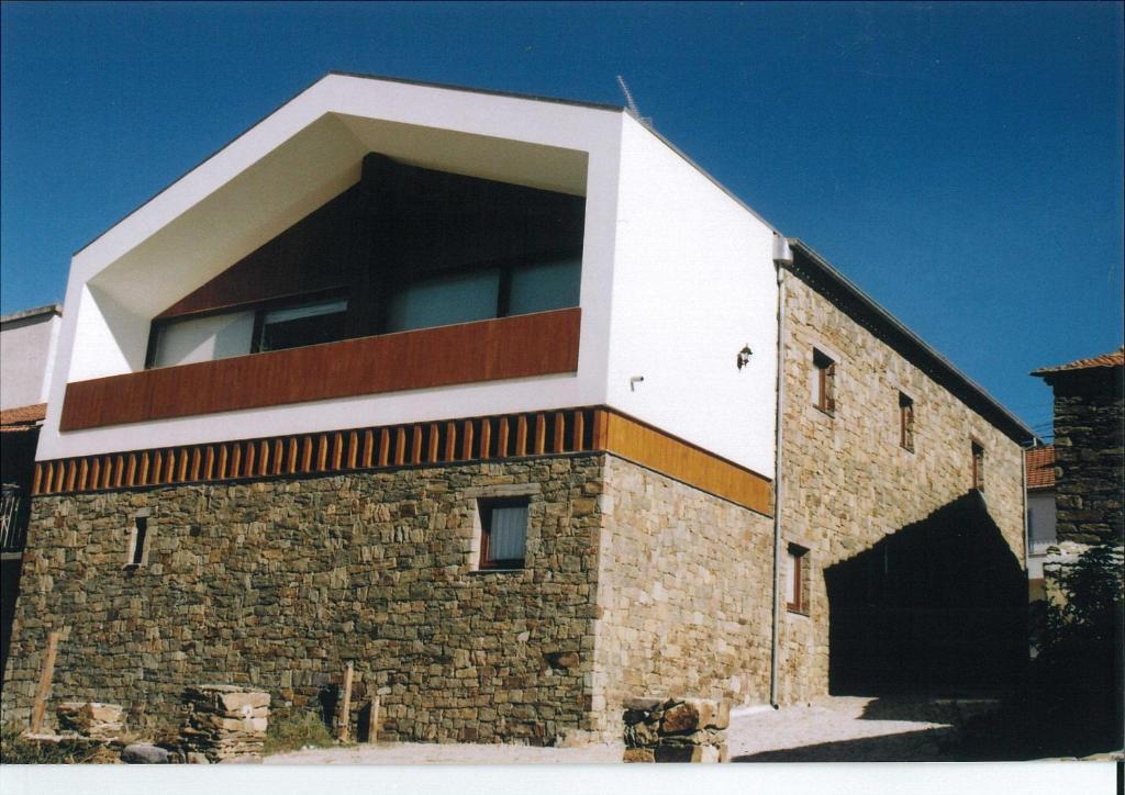 una casa en la parte superior de un edificio de ladrillo en Casa Luís Gonzaga, en Bragança