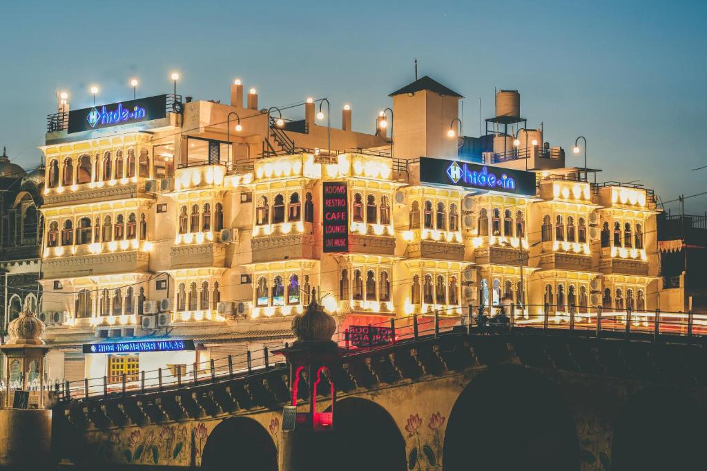 un gran edificio con luces encendidas delante de él en Hide-In Udaipur - A Lake View Boutique Hotel, en Udaipur