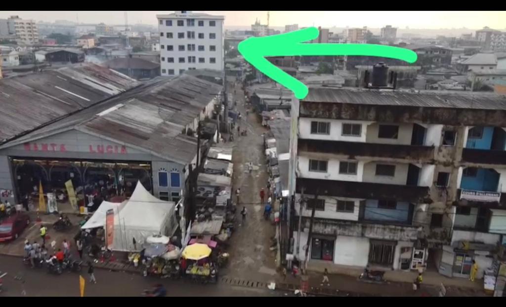 un video de una ciudad con una flecha verde en un edificio en RAMS ENG ROME appartement meublé en Douala