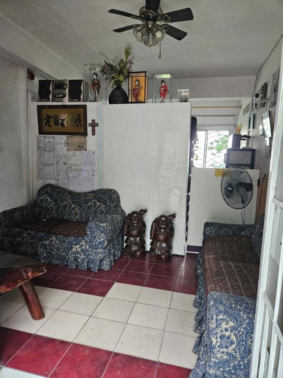 Posezení v ubytování Antipolo Budget Hostel,Family Rooms