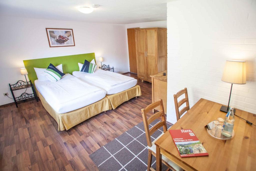 Postel nebo postele na pokoji v ubytování Hotel Im Tannengrund