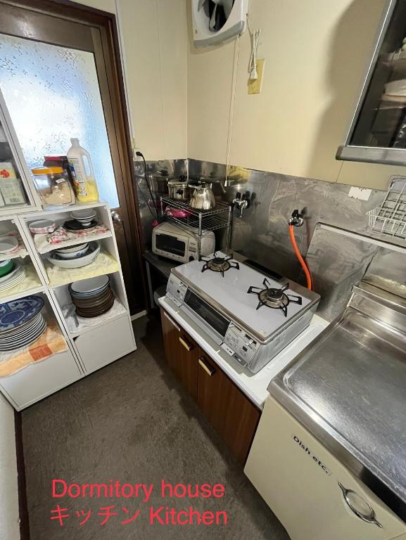 Kuchyň nebo kuchyňský kout v ubytování Dormitory Sandanya Guesthouse