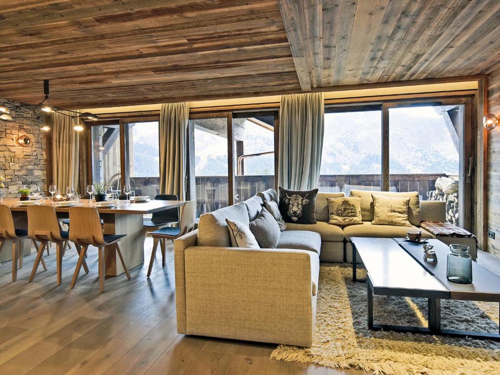 un salon avec un canapé et une table dans l'établissement Appartement familial skis aux pieds au Rond-Point des Pistes, Les Allues - FR-1-613-82, à Les Allues