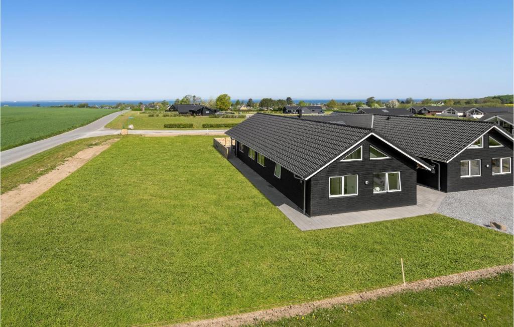 einen Luftblick auf ein schwarzes Haus mit grünem Rasen in der Unterkunft Nice Home In Bogense With Wifi in Bogense