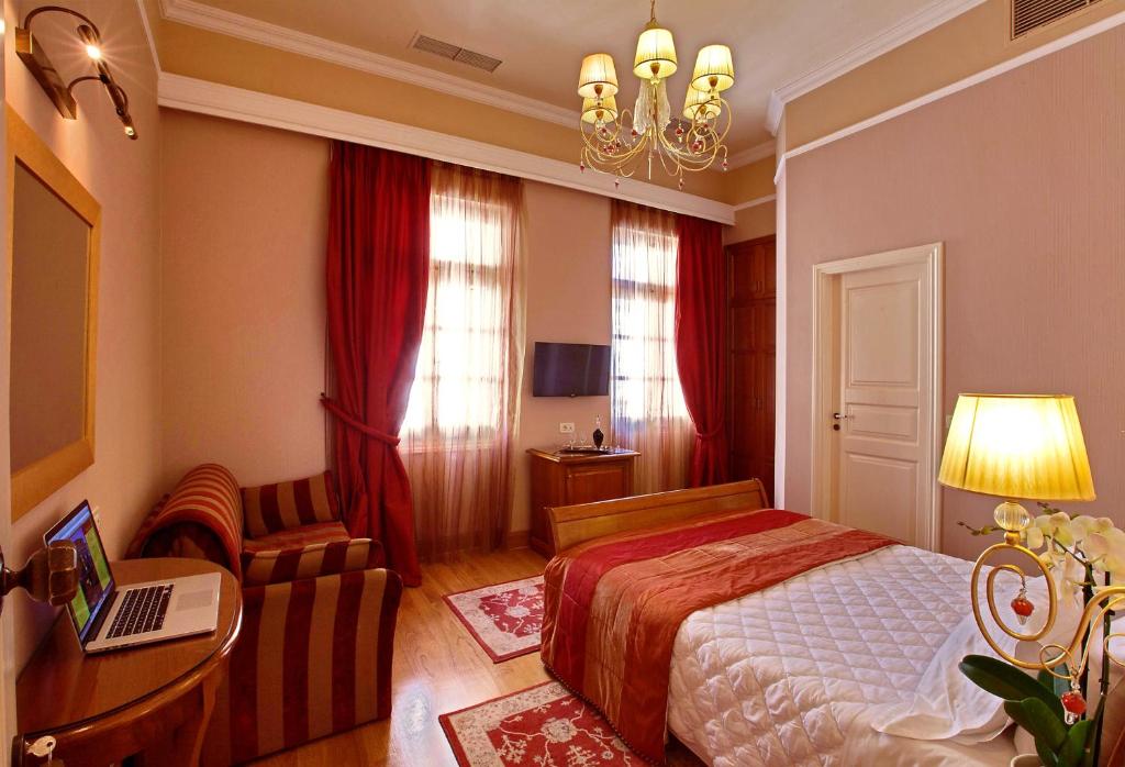 Televízia a/alebo spoločenská miestnosť v ubytovaní Aetoma Hotel