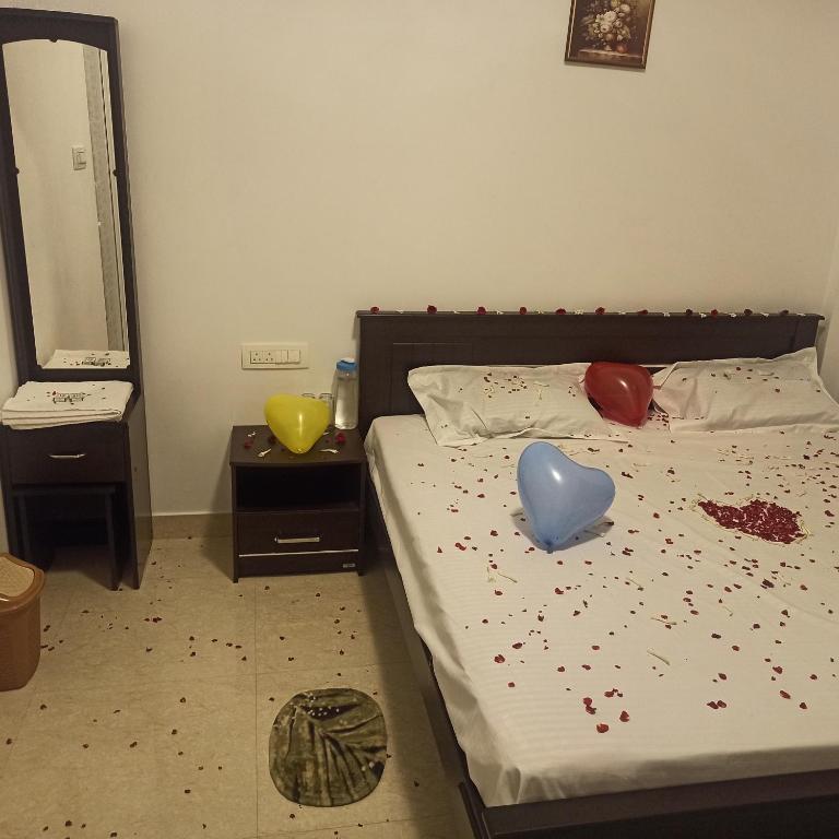 Postel nebo postele na pokoji v ubytování REHMANS HOMESTAY