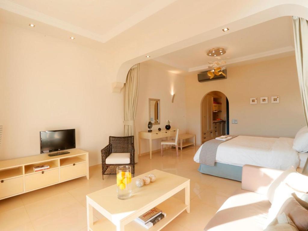 TV a/nebo společenská místnost v ubytování Pictures Suites
