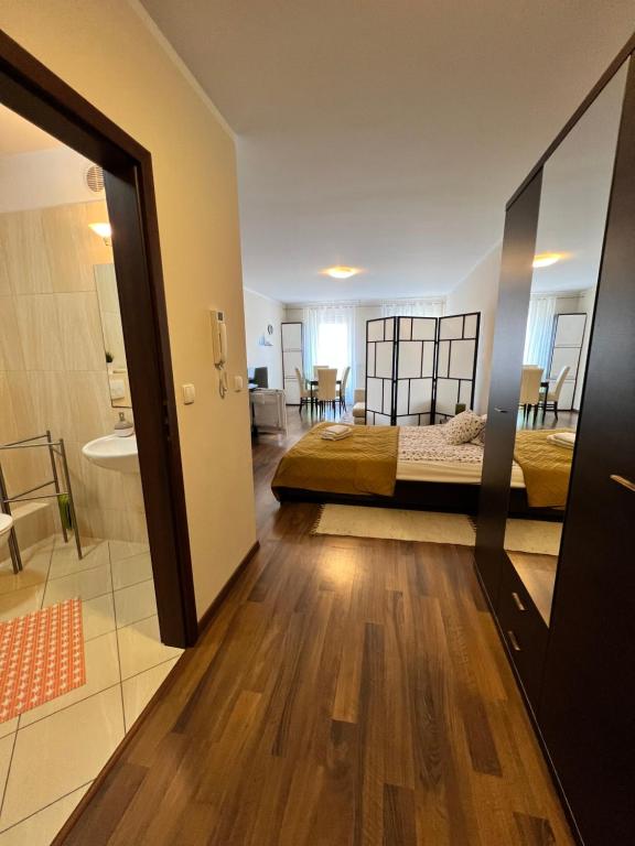 Una habitación con un dormitorio con una cama y un baño. en Apartament Villa Concha, en Świnoujście