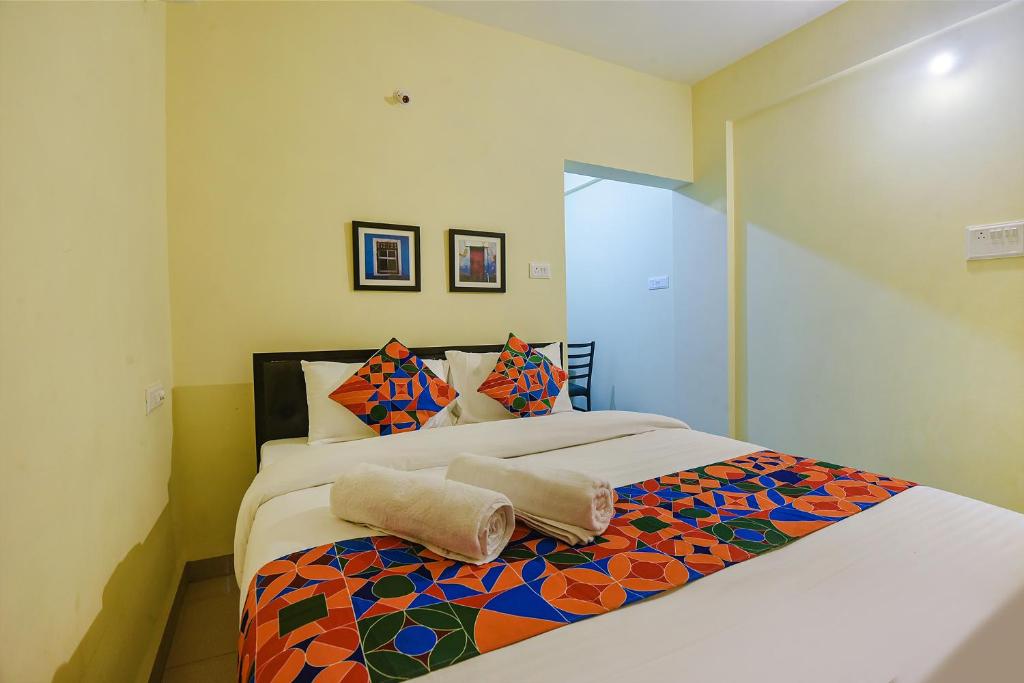 Katil atau katil-katil dalam bilik di FabExpress Symphony Homes, Calangute Beach