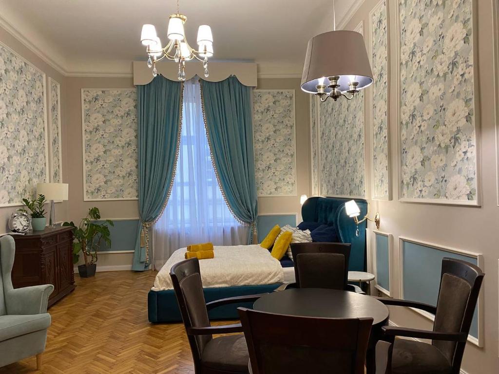 1 dormitorio con 1 cama, mesa y sillas en Radiance Residence en Cracovia