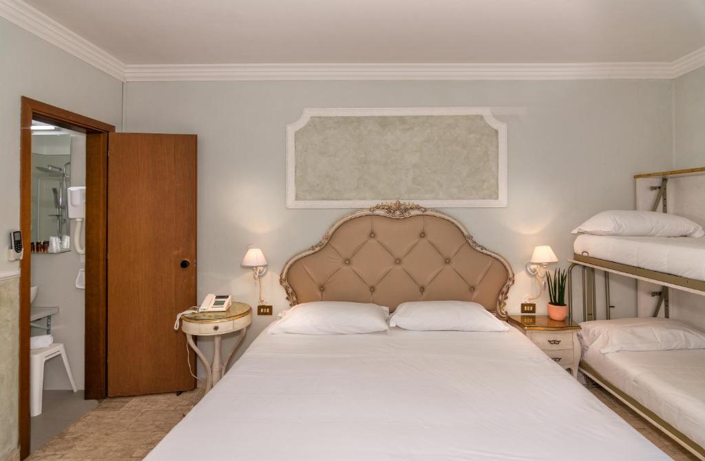 Łóżko lub łóżka w pokoju w obiekcie Hotel Tahiti