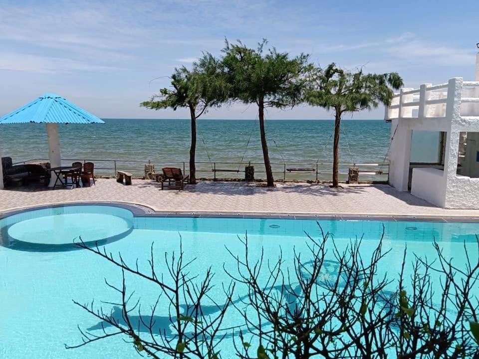 una piscina con vistas al océano en Hai Yen Family Hotel, en Mui Ne