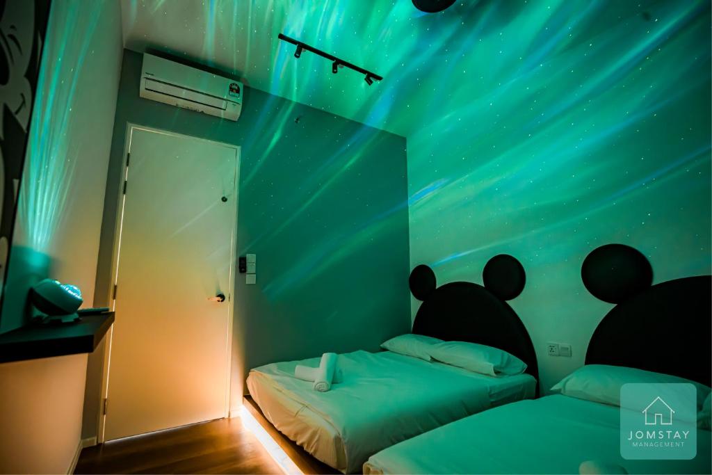 Postel nebo postele na pokoji v ubytování JOMSTAY Sunway Onsen Suites Ipoh - Lost World of Tambun Ipoh Waterpark