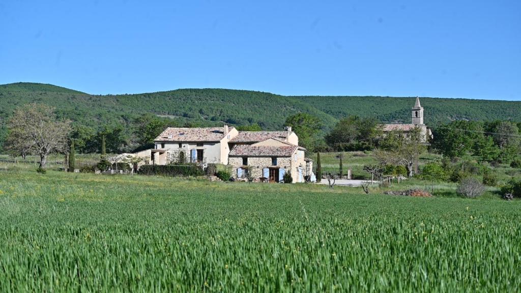 an old house in the middle of a field at Mas de Chassole Les Gîtes de l'Aurore in Ongles