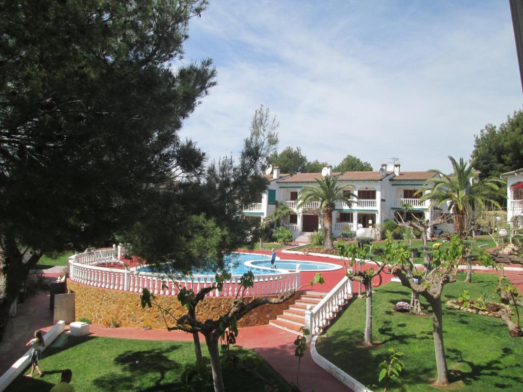 a view of a swimming pool in a resort at Residence Los Jardines in Alcossebre