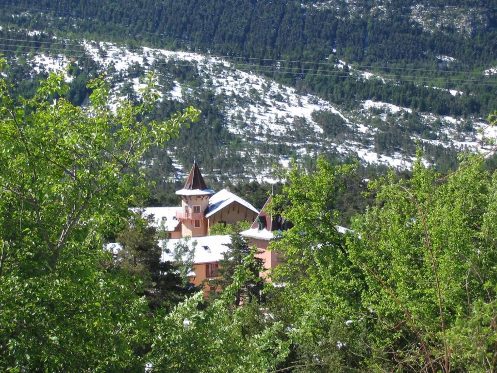 un bâtiment au milieu de quelques arbres dans l'établissement 