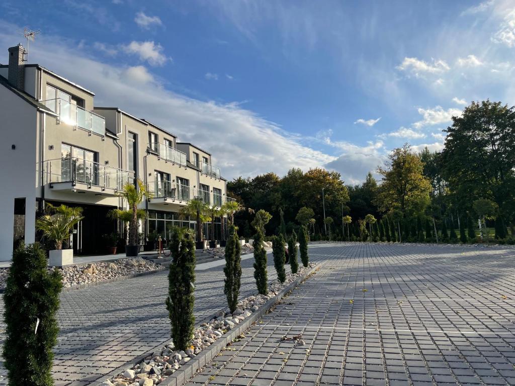 brukowana ulica z drzewami przed budynkiem w obiekcie Południk Park Boutique Hotel Conference&SPA w mieście Stargard