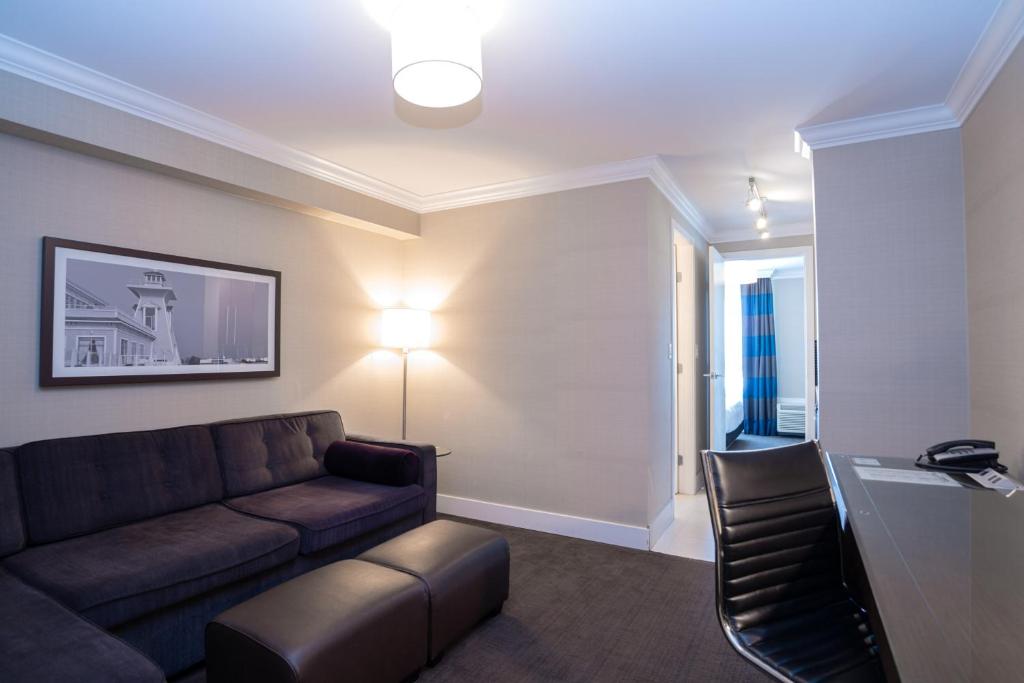 Sandman Hotel Oakville - Standard Suite 1 King Bed, Kitchenette