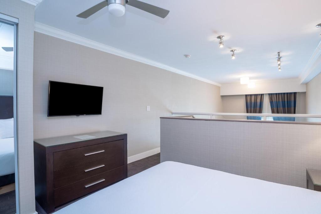 Sandman Hotel Oakville - Loft Suite, 1 Queensize Bed, Keuken