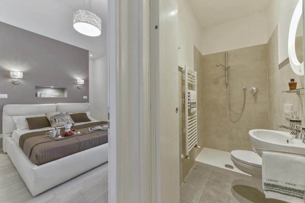 A bathroom at Accademia Apartment