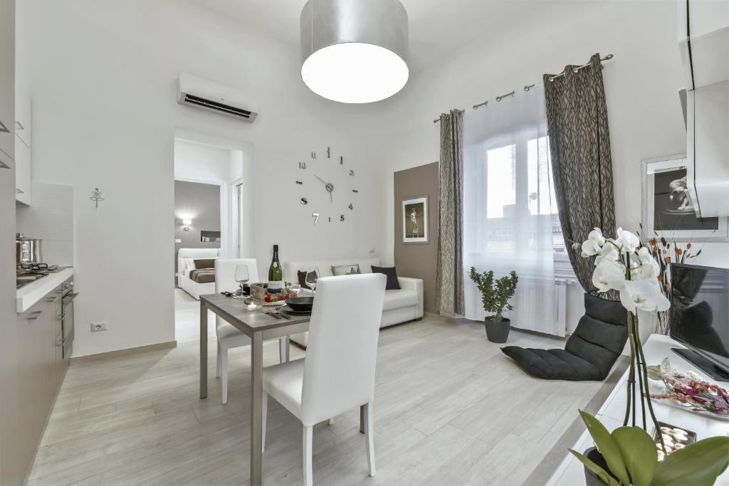 ein Esszimmer und ein Wohnzimmer mit einem Tisch und Stühlen in der Unterkunft Accademia Apartment in Florenz