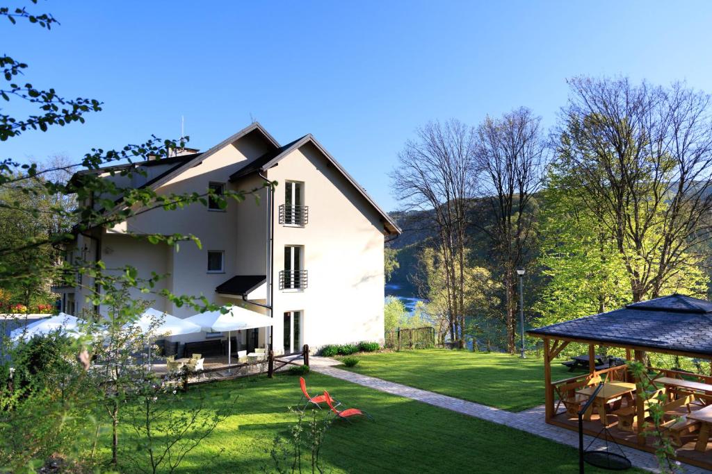 a house with a yard with a gazebo at Pensjonat Irena in Muszyna