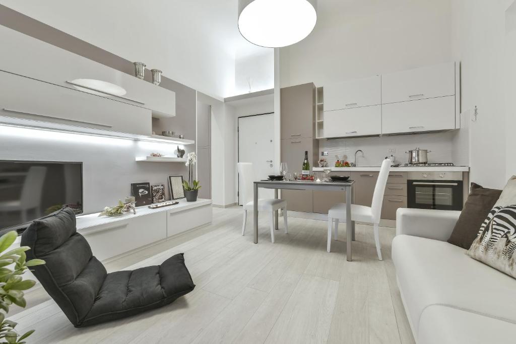 A kitchen or kitchenette at Accademia Apartment