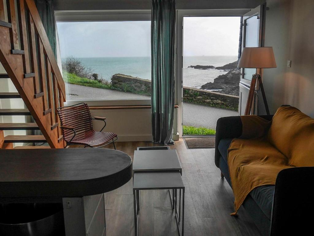 uma sala de estar com um sofá e vista para o oceano em Appartement Le Palais, 3 pièces, 4 personnes - FR-1-418-214 em Le Palais