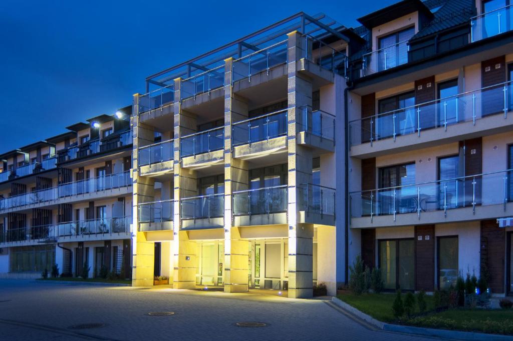 ein Apartmenthaus mit eingeschaltetem Licht in der Unterkunft Tęczowe Wzgórze in Wisła