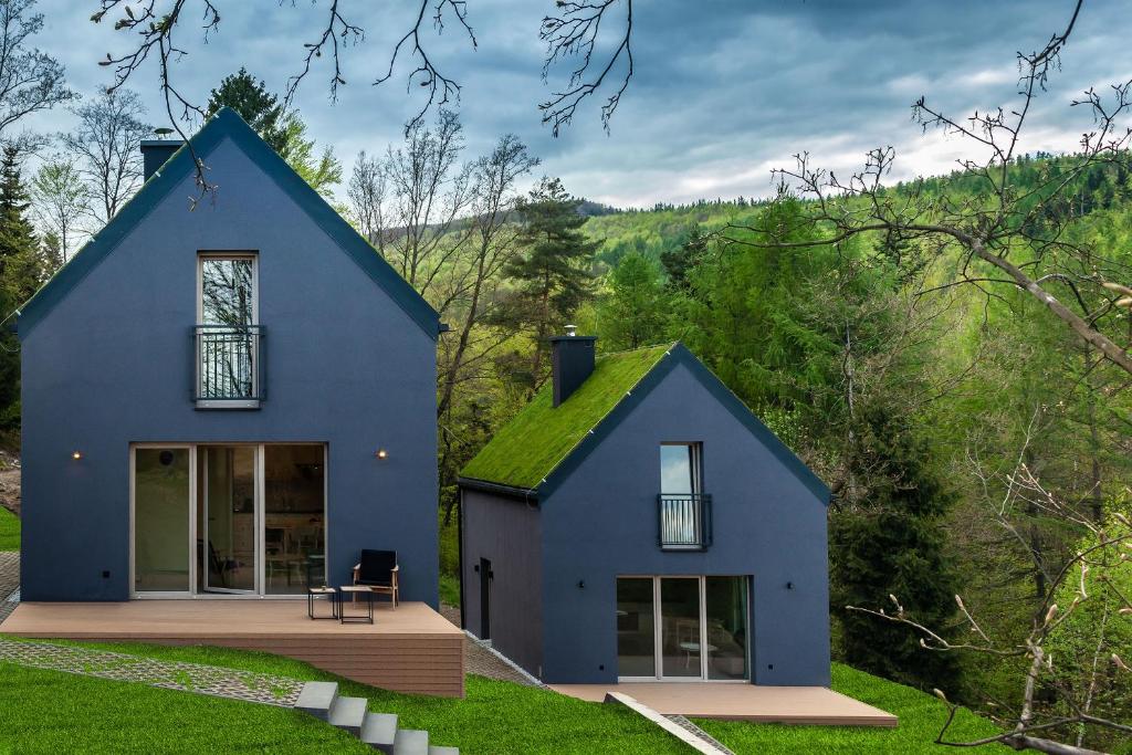 uma casa azul com um telhado de relva em EKO ZAKĄTEK em Ostre