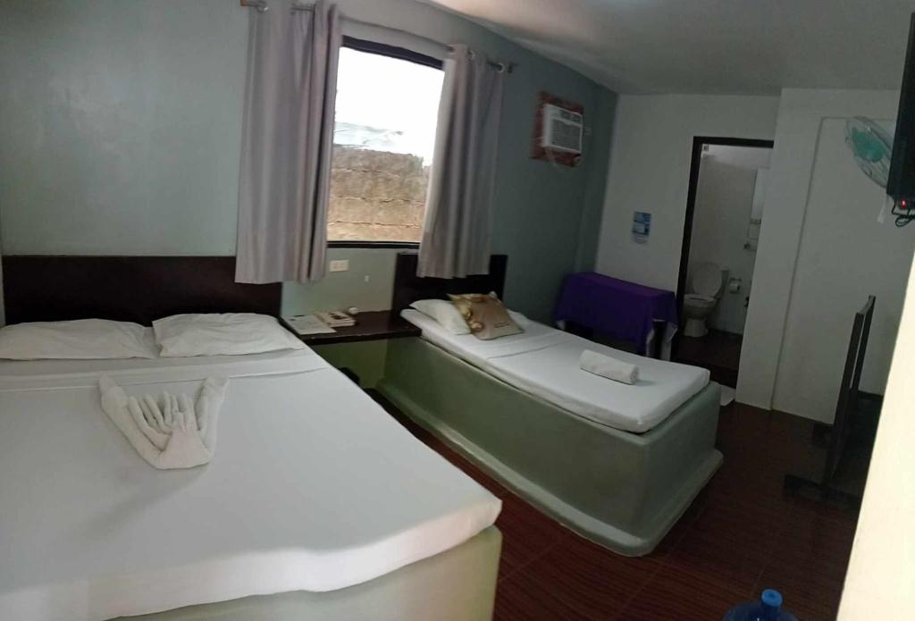 Postel nebo postele na pokoji v ubytování Lola's Lodge